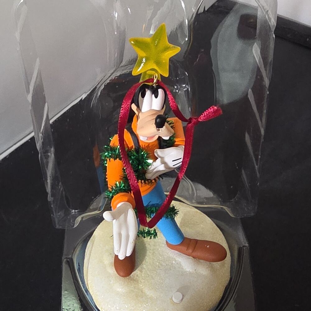 NEW Hallmark Storytellers Disney GLEEFUL GOOFY Christmas Carolers Ornament 2018